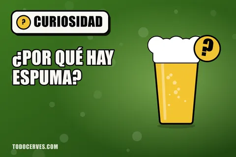 Vaso de cerveza con una gran espuma y burbujas, junto a un signo de interrogación
